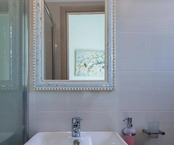 Niriides Luxury شقة